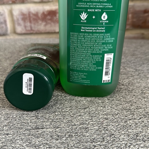 Vanilla Bean Noel Body Cream & Shower Gel - Picture 3 of 5